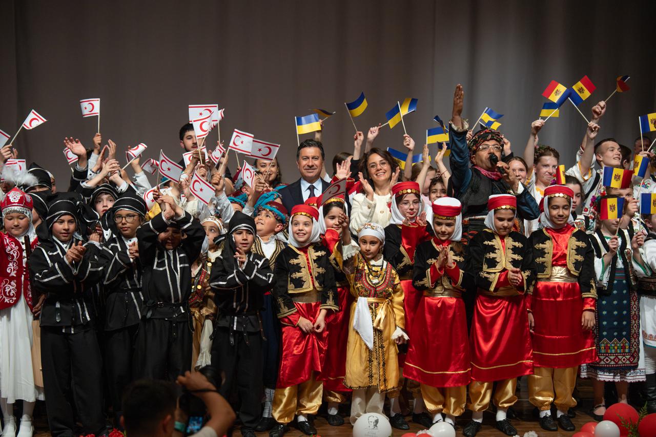 DÜNYANIN DÖRT BİR YANINDAN GELEN ÇOCUKLAR MENTEŞE SAHNESİNDE DANS ETTİ